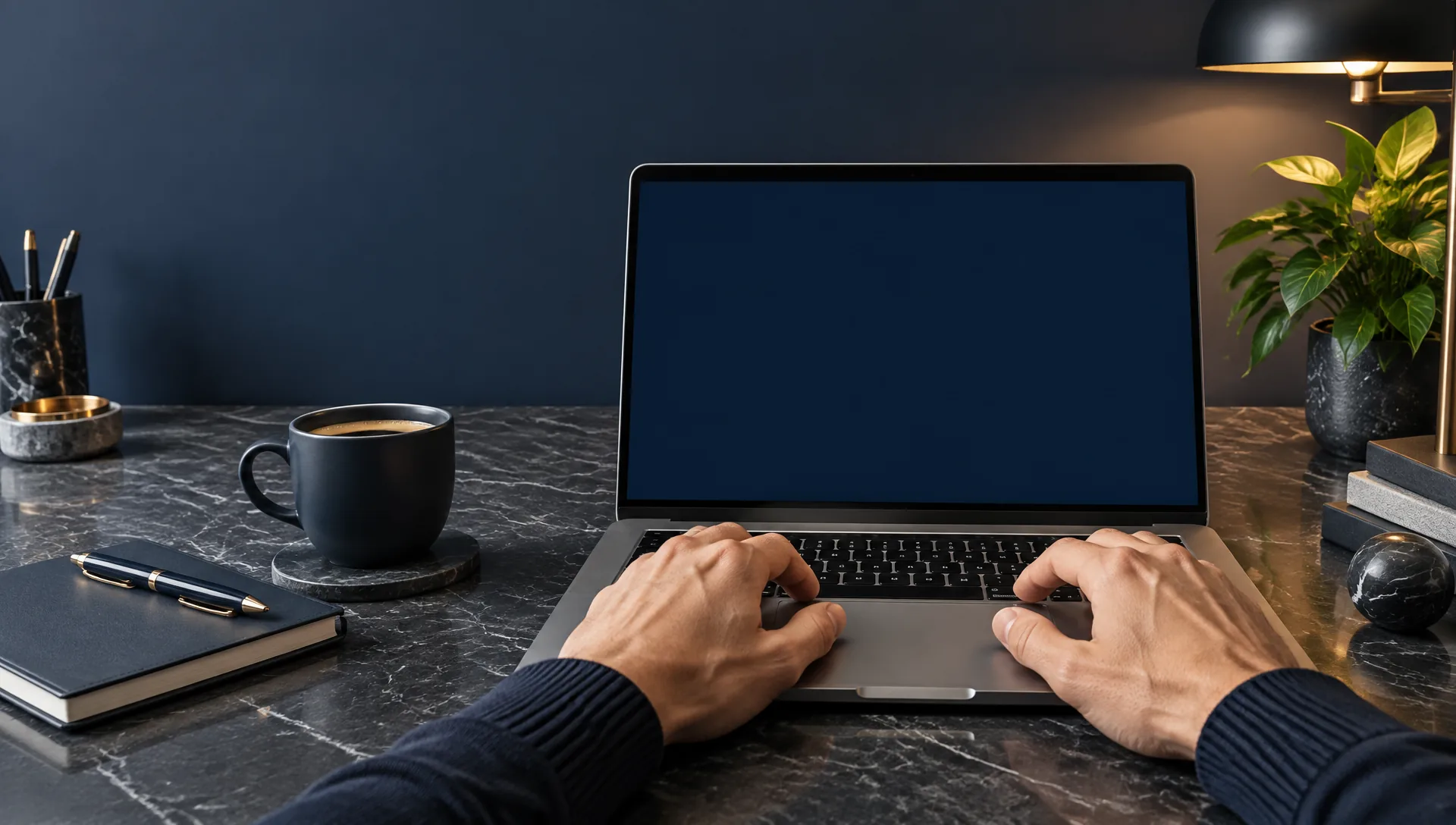 Hände arbeiten an einem Laptop